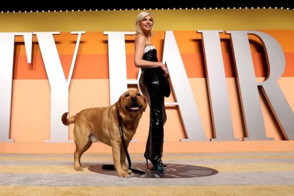 Selma Blair's service dog steals the show in Vanity Fair Oscar Party