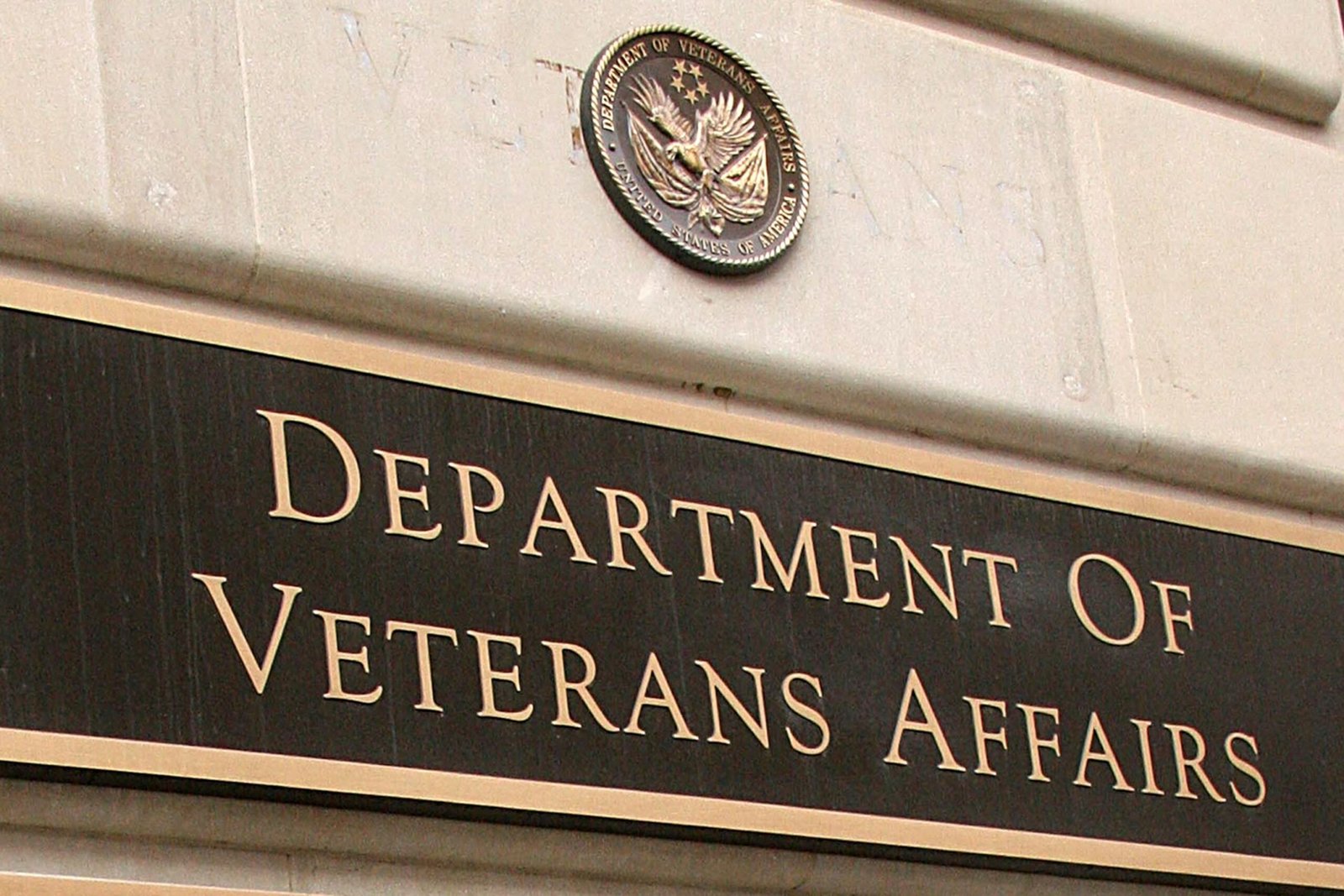 The judge orders that thousands of federal employees of prosecuted liberated themselves would be restored