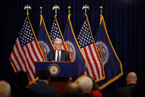 Trump criticizes the Federal Reserve, requires lower interest rates