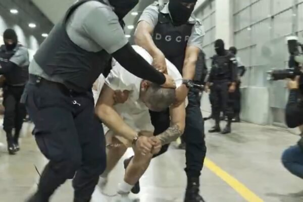Photo: The photo without a man identified by Jennifer Vásquez Sura as her husband, Kilmar Abrego García, is directed by force by the guards through the center of confinement of terrorism in Tecoluca, El Salvador.