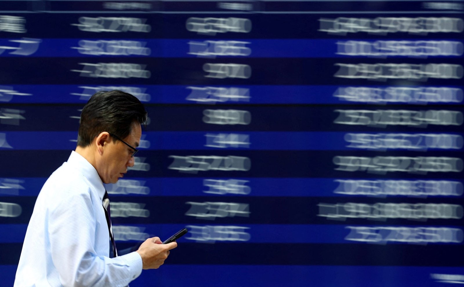 Global markets increase together with US futures