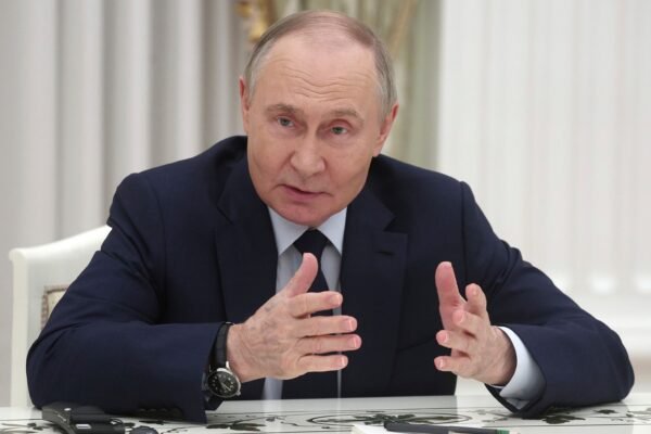 Putin declares a temporary Easter truce in Ukraine Putin declares a temporary Easter truce in Ukraine