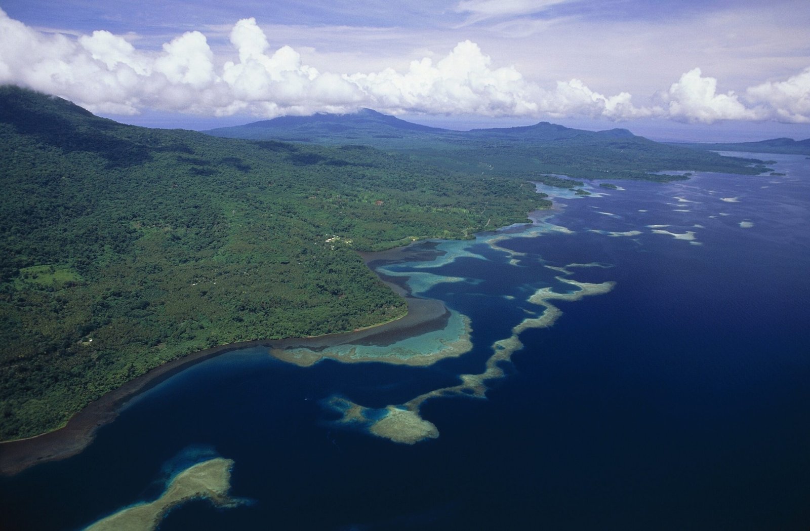 Tsunami threat to papua new guinea after 6.9 earthquake of magnitude