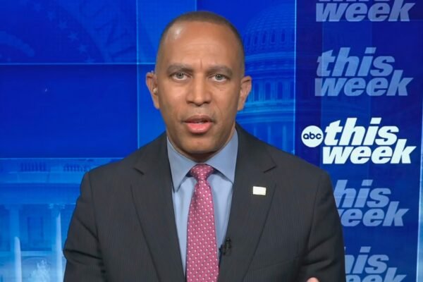 Jeffries stops in the support of the Democratic candidate for the Mayor's Office of New York Mamdani