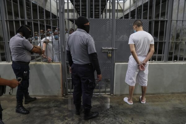 Photo: El Salvador continues to receive deportees from the United States as the controversy intensifies