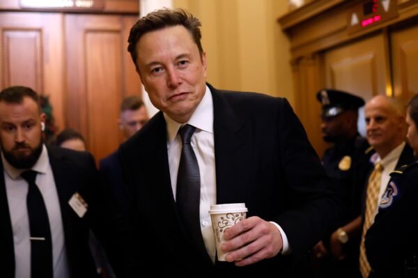 'It's a cover -up': musk floods X with positions attacking Trump about Epstein