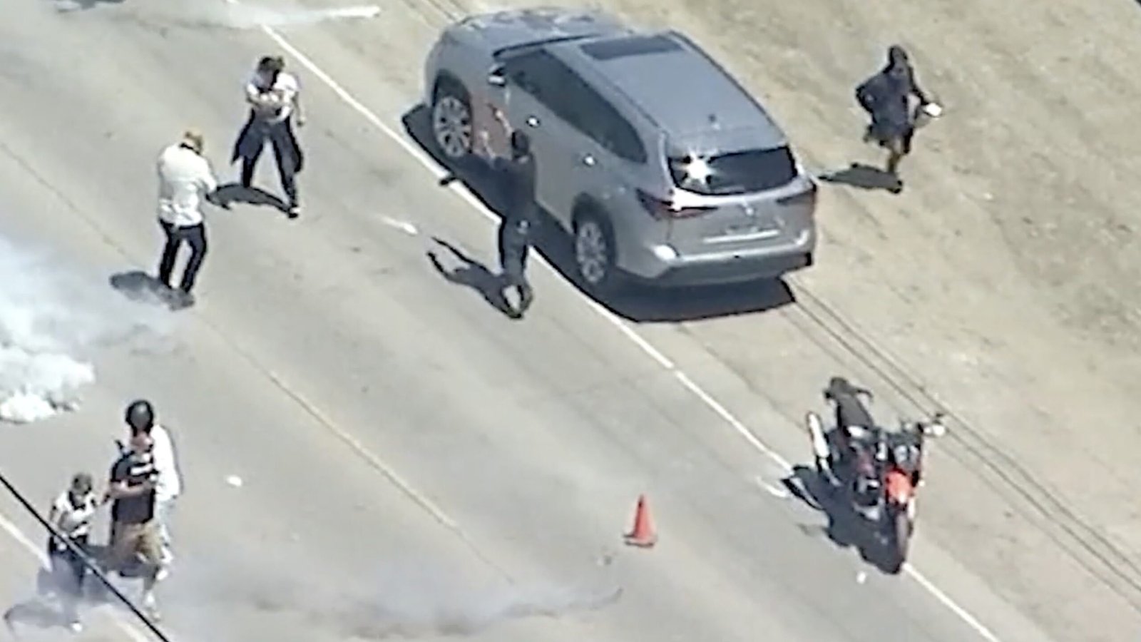 The FBI offers a $ 50,000 reward for information about the person who 'seemed to shoot a weapon in the police' during California ice clashes